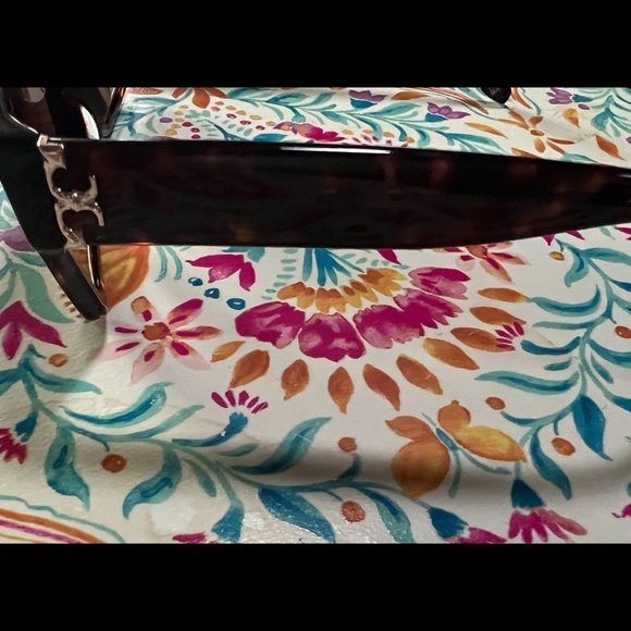 Tory Burch Tortoise Shell Sunglasses with Original Case - Picture 2 of 6